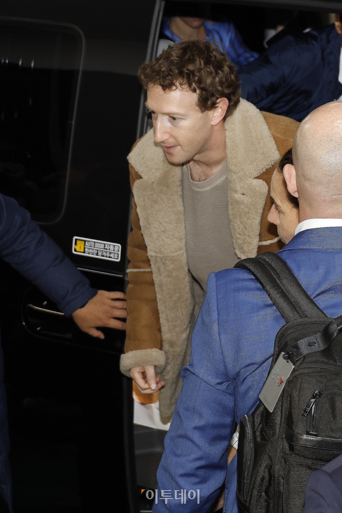 ▲10년만에 방한한 마크 저커버그 메타 회장이 28일 서울 영등포구 LG트윈타워에서 조주완 LG전자 사장과 만나 인공지능(AI) 리더십 논의를 위해 빌딩에 들어서고 있다. 조현호 기자 hyunho@