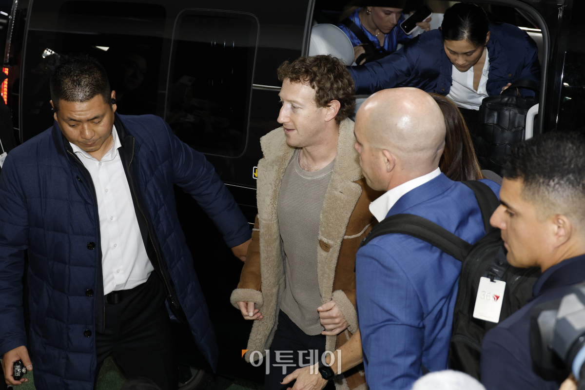 ▲10년만에 방한한 마크 저커버그 메타 회장이 28일 서울 영등포구 LG트윈타워에서 조주완 LG전자 사장과 만나 인공지능(AI) 리더십 논의를 위해 빌딩에 들어서고 있다. 조현호 기자 hyunho@