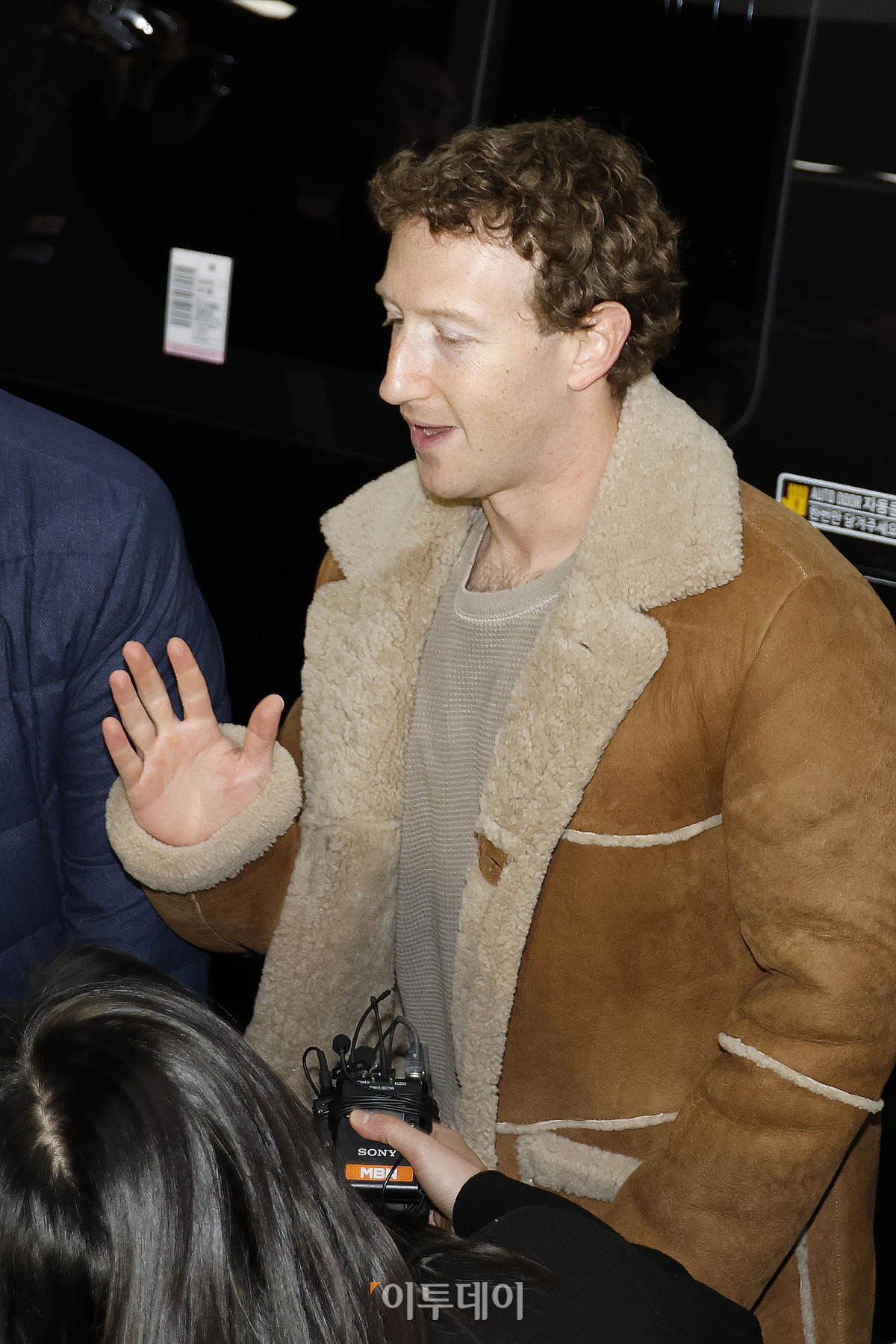 ▲10년만에 방한한 마크 저커버그 메타 회장이 28일 서울 영등포구 LG트윈타워에서 조주완 LG전자 사장과 만나 인공지능(AI) 리더십 논의를 위해 빌딩에 들어서고 있다. 조현호 기자 hyunho@