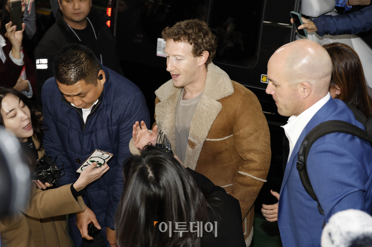 ▲10년만에 방한한 마크 저커버그 메타 회장이 28일 서울 영등포구 LG트윈타워에서 조주완 LG전자 사장과 만나 인공지능(AI) 리더십 논의를 위해 빌딩에 들어서고 있다. 조현호 기자 hyunho@