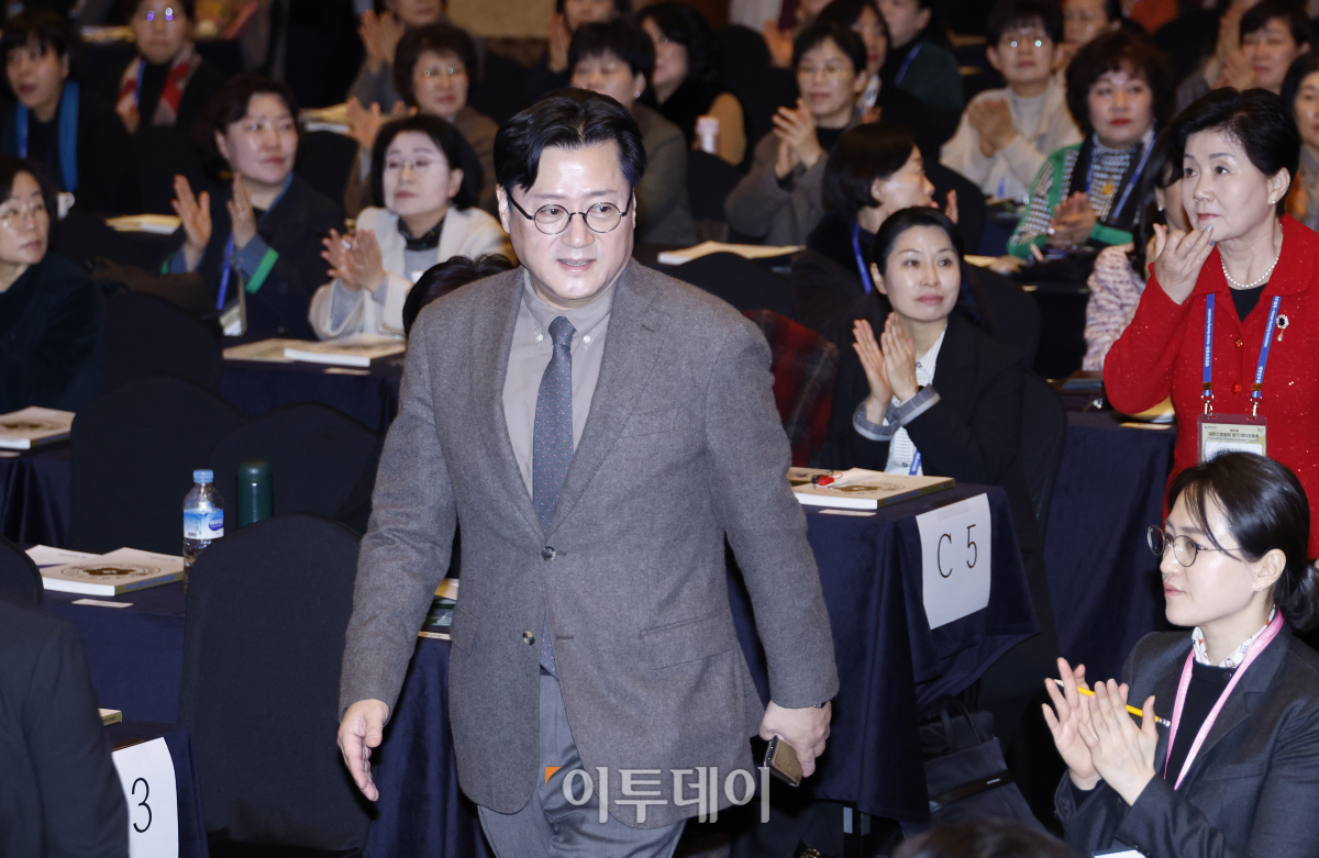 ▲홍익표 더불어민주당 원내대표가 28일 서울 중구 롯데호텔에서 열린 제93회 대한간호협회 정기 대의원총회에 참석하고 있다. 조현호 기자 hyunho@