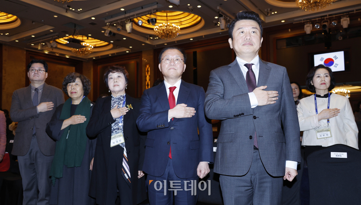 ▲28일 서울 중구 롯데호텔에서 열린 제93회 대한간호협회 정기 대의원총회에서 참석자들이 국민의례를 하고 있다. 앞줄 오른쪽부터 국민의힘 유의동 정책위의장, 윤재옥 원내대표, 탁영란 대한간호협회 회장, 신경림 대한간호협회 간호법제정특별위원장, 홍익표 더불어민주당 원내대표. 조현호 기자 hyunho@