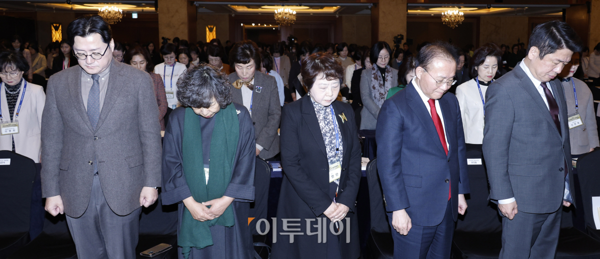 ▲28일 서울 중구 롯데호텔에서 열린 제93회 대한간호협회 정기 대의원총회에서 참석자들이 간호계 호국영령에 대한 묵념을 하고 있다. 왼쪽부터 홍익표 더불어민주당 원내대표, 신경림 대한간호협회 간호법제정특별위원장, 탁영란 대한간호협회 회장, 국민의힘 윤재옥 원내대표, 유의동 정책위의장. 조현호 기자 hyunho@