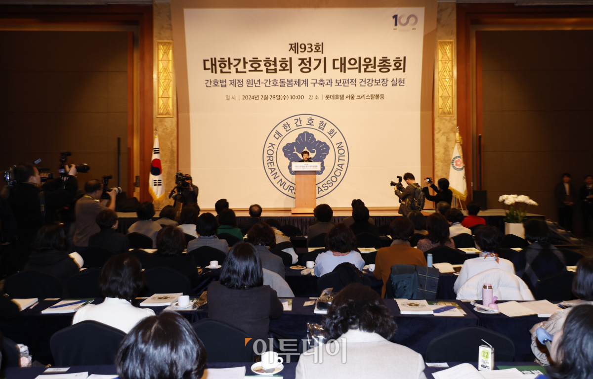 ▲탁영란 대한간호협회 회장이 28일 서울 중구 롯데호텔에서 열린 제93회 대한간호협회 정기 대의원총회에서 개회사를 하고 있다. 조현호 기자 hyunho@