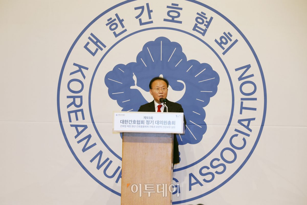 ▲윤재옥 국민의힘 원내대표가 28일 서울 중구 롯데호텔에서 열린 제93회 대한간호협회 정기 대의원총회에서 축사를 하고 있다. 조현호 기자 hyunho@