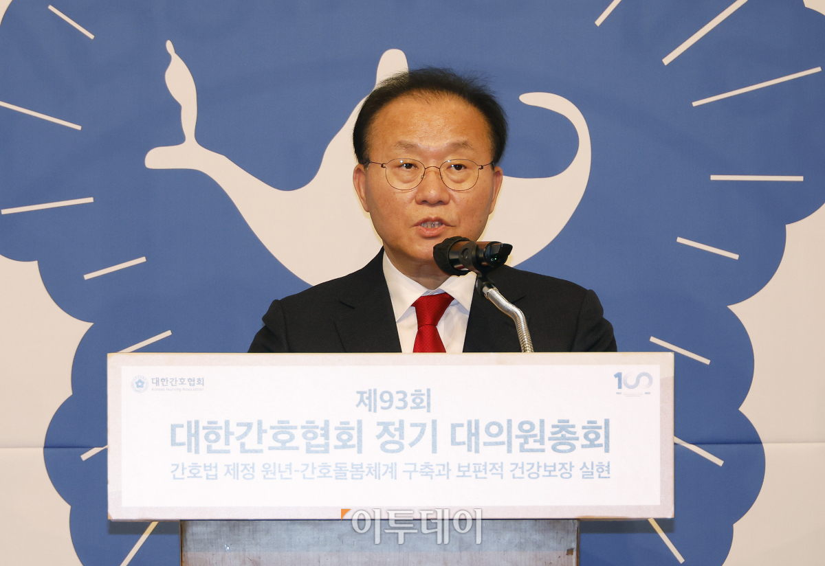 ▲윤재옥 국민의힘 원내대표가 28일 서울 중구 롯데호텔에서 열린 제93회 대한간호협회 정기 대의원총회에서 축사를 하고 있다. 조현호 기자 hyunho@