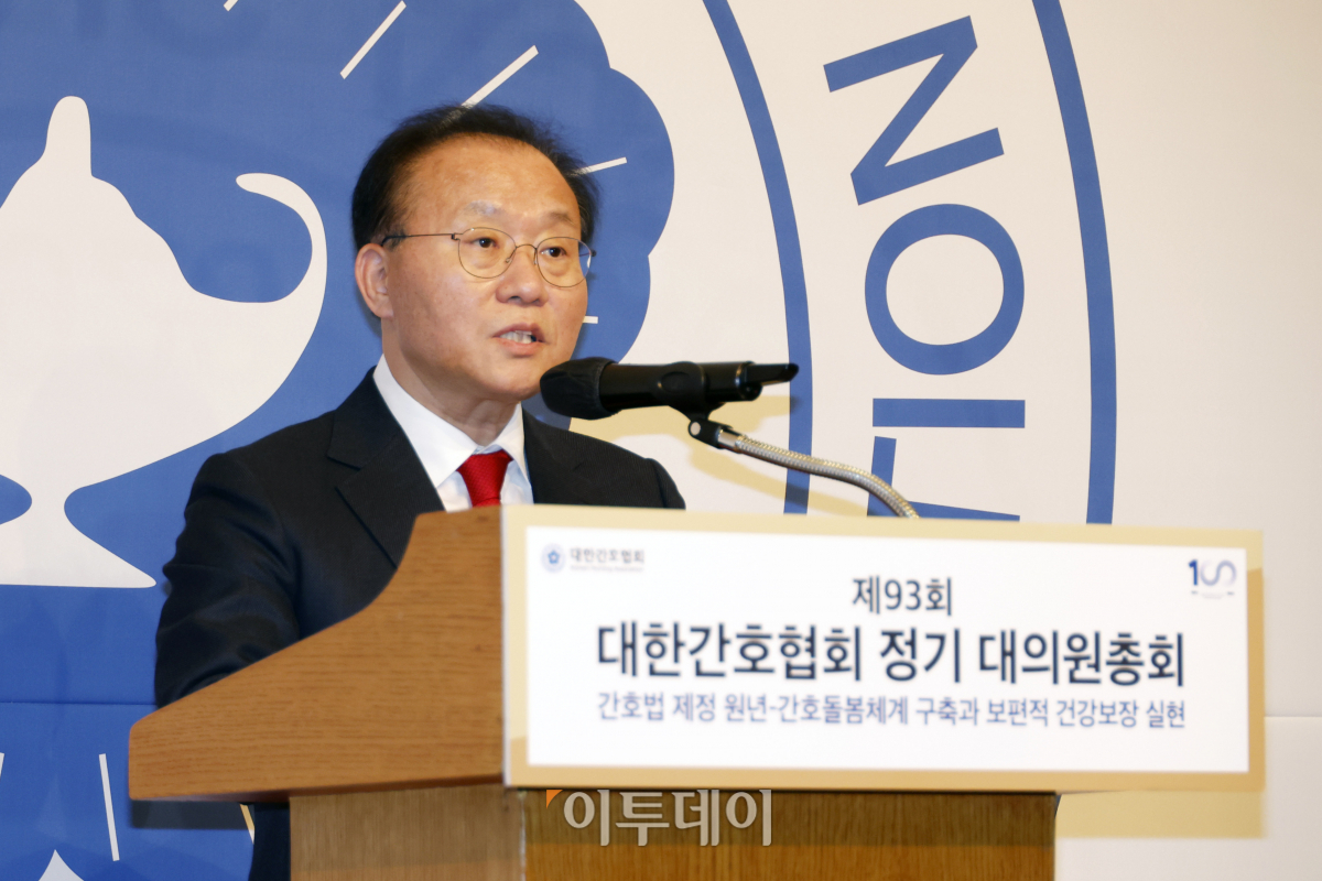 ▲윤재옥 국민의힘 원내대표가 28일 서울 중구 롯데호텔에서 열린 제93회 대한간호협회 정기 대의원총회에서 축사를 하고 있다. 조현호 기자 hyunho@