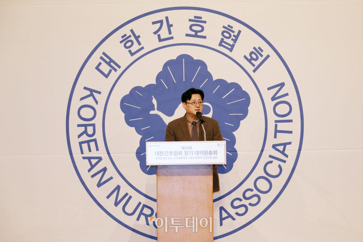 ▲홍익표 더불어민주당 원내대표가 28일 서울 중구 롯데호텔에서 열린 제93회 대한간호협회 정기 대의원총회에서 축사를 하고 있다. 조현호 기자 hyunho@