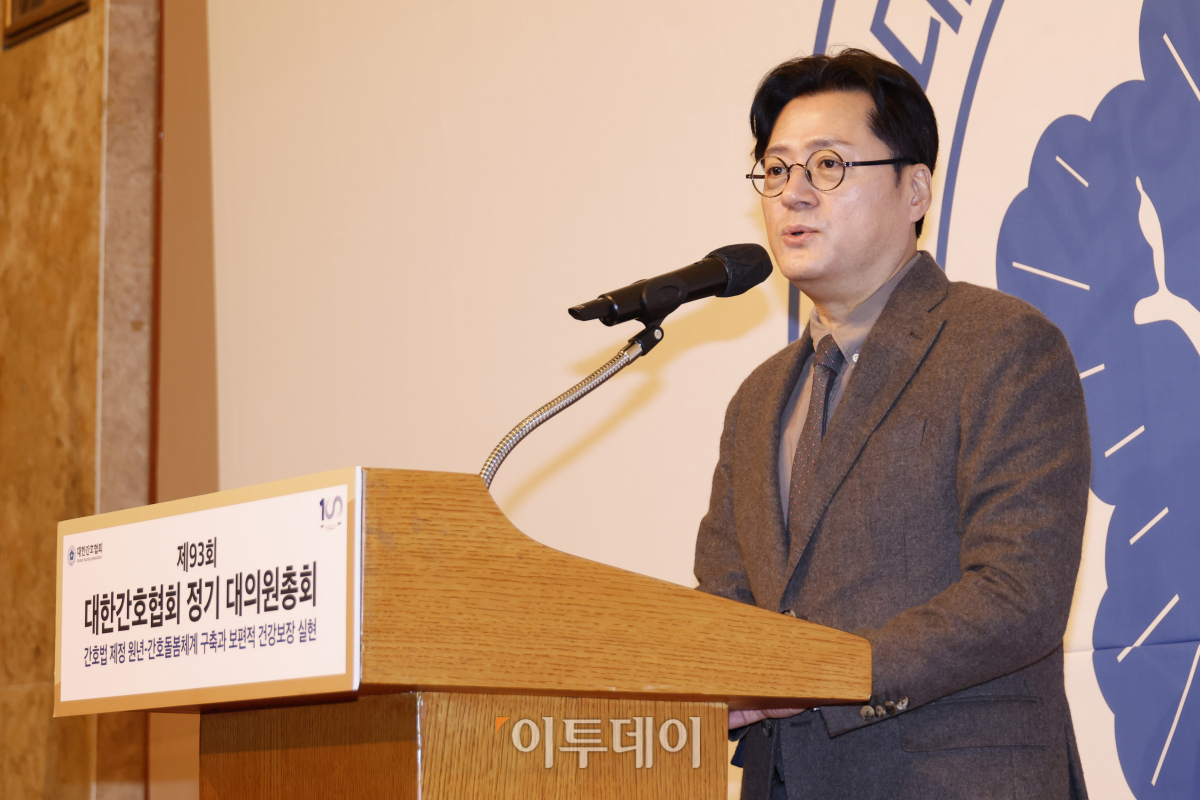 ▲홍익표 더불어민주당 원내대표가 28일 서울 중구 롯데호텔에서 열린 제93회 대한간호협회 정기 대의원총회에서 축사를 하고 있다. 조현호 기자 hyunho@