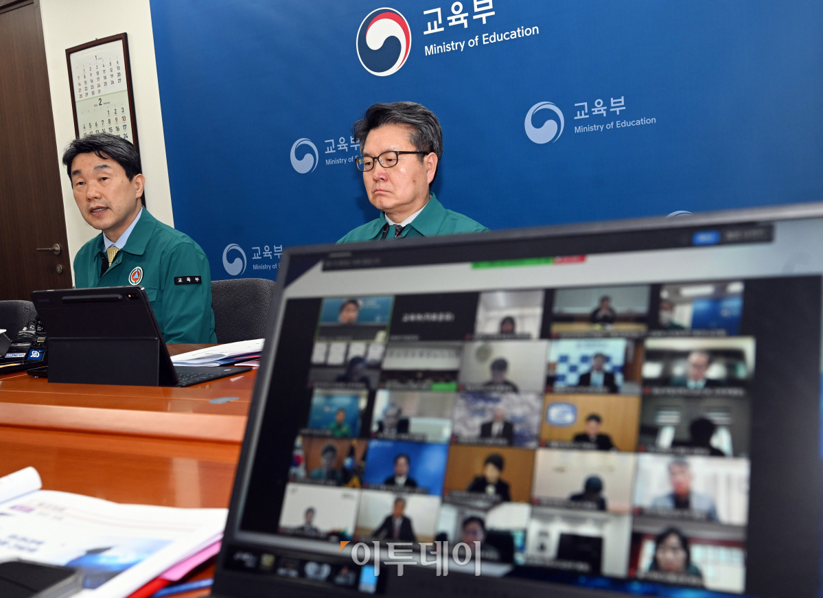 ▲이주호 부총리 겸 교육부 장관이 28일 정부서울청사에서 열린 의대 운영대학 총장 간담회를 주재하고 있다. 조현호 기자 hyunho@