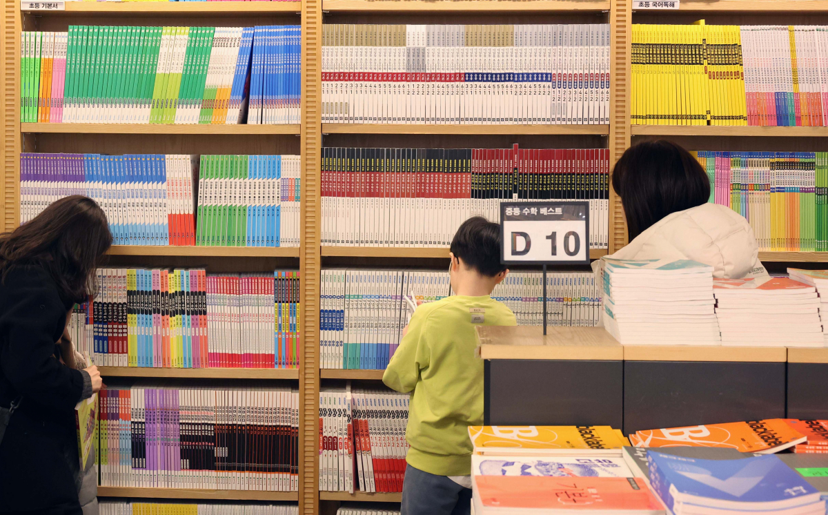 ▲신학기 개학을 앞둔 28일 서울 종로구 교보문고를 찾은 학생과 학부모들이 참고서 등을 살펴보고 있다. 신태현 기자 holjjak@