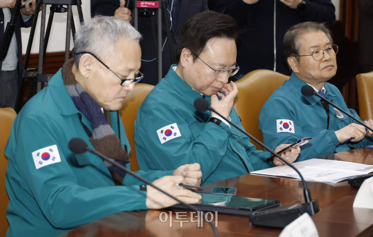 ▲유인촌 문화체육관광부 장관, 조규홍 보건복지부 장관, 이정식 고용노동부 장관이 28일 서울 종로구 정부서울청사에서 열린 의사집단행동 중앙재난안전대책본부 회의에 참석해 있다. 조현호 기자 hyunho@