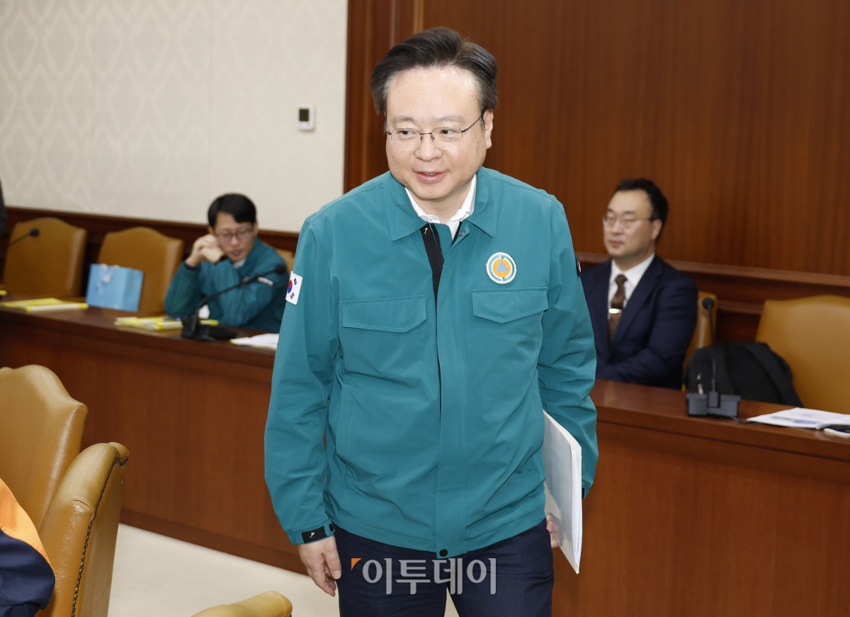 ▲조규홍 보건복지부 장관이 28일 서울 종로구 정부서울청사에서 열린 의사집단행동 중앙재난안전대책본부 회의에 참석하고 있다. 조현호 기자 hyunho@