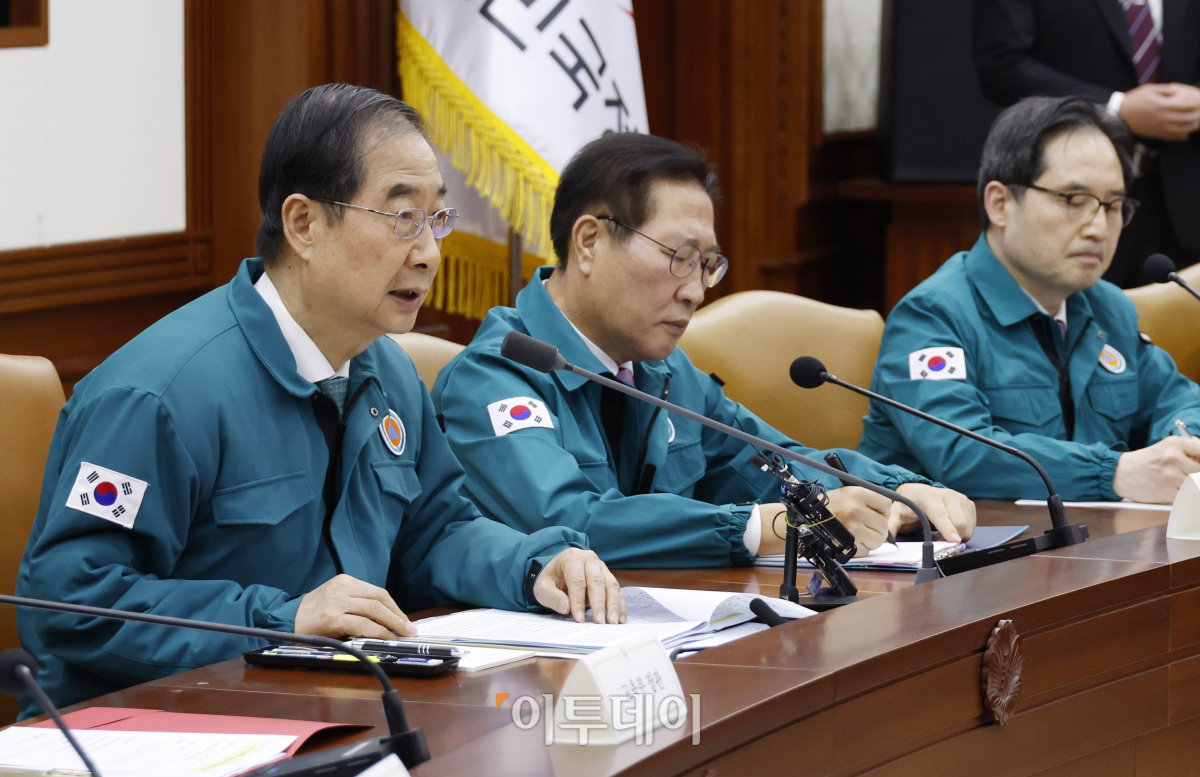 ▲한덕수 국무총리가 28일 서울 종로구 정부서울청사에서 열린 의사집단행동 중앙재난안전대책본부 회의를 주재하고 있다. 조현호 기자 hyunho@