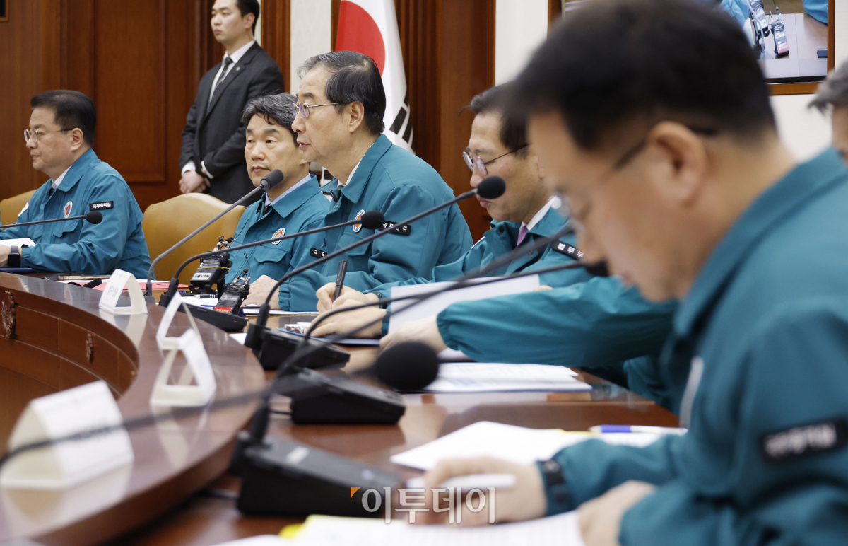 ▲한덕수 국무총리가 28일 서울 종로구 정부서울청사에서 열린 의사집단행동 중앙재난안전대책본부 회의를 주재하고 있다. 조현호 기자 hyunho@