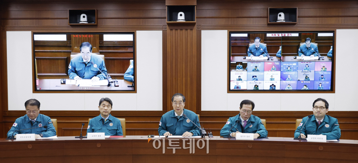 ▲한덕수 국무총리가 28일 서울 종로구 정부서울청사에서 열린 의사집단행동 중앙재난안전대책본부 회의를 주재하고 있다. 조현호 기자 hyunho@