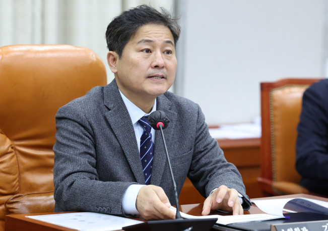 ▲[서울=뉴시스] 이영환 기자 = 김영배 국회 정치개혁특별위원회 법안심사제1소위원장이 4일 오후 서울 여의도 국회에서 열린 법안심사제1소위원회에서 발언을 하고 있다. 2023.12.04. 20hwan@newsis.com