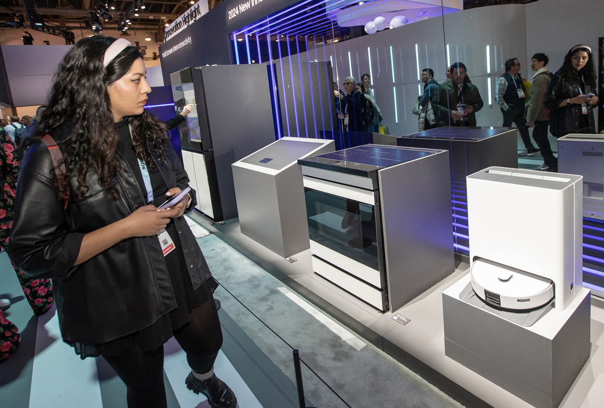 ▲CES 2024이 열리고 있는 미국 라스베이거스 컨벤션 센터 삼성전자 전시관에서 관람객들이 '비스포크 제트 봇 콤보'를 구경하고 있다. (사진)