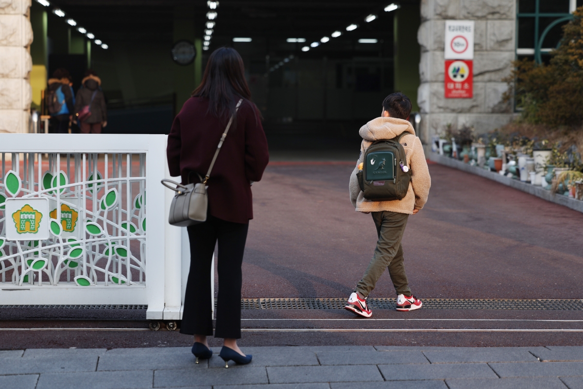 ▲서울 시내의 한 초등학교에 등교하는 학생의 모습. 저출생 현상이 이어지면서 불과 2년 뒤인 2026년 우리나라 초·중·고교생 수가 500만 명을 밑돌 것으로 추산된다.  (연합뉴스)
