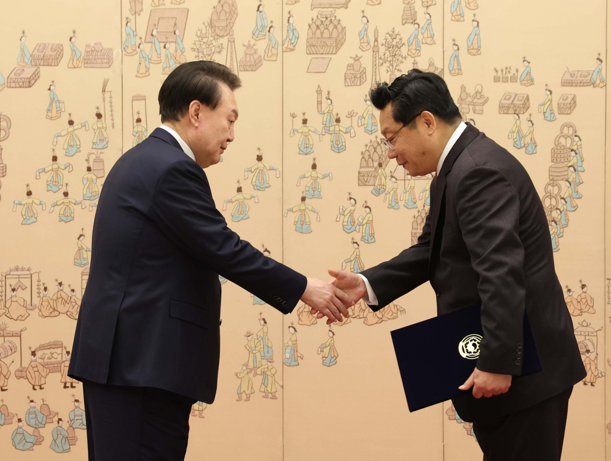 ▲윤석열 대통령이 지난 14일 서울 용산 대통령실 청사에서 주형환 저출산고령사회위원회 부위원장에게 위촉장을 수여한 뒤 악수하고 있다.  (연합뉴스)