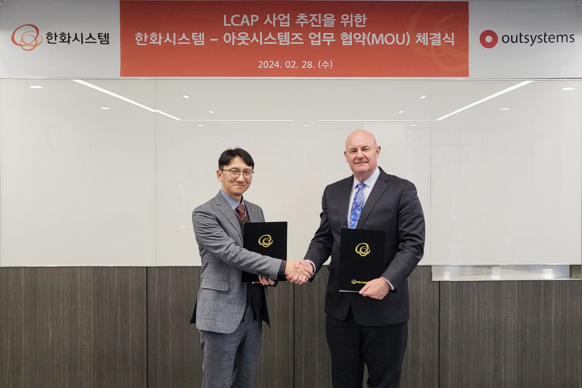 ▲한화시스템과 아웃시스템즈가 LCAP 사업 추진을 위한 업무협약(MOU)을 체결했다. 왼쪽부터 김윤수 한화시스템 밸류크리에이션 사업부 기술담당 상무와 마크 위저 아웃시스템즈 아태지역 총괄대표가 기념 촬영을 하고 있다. (사진제공=한화시스템)