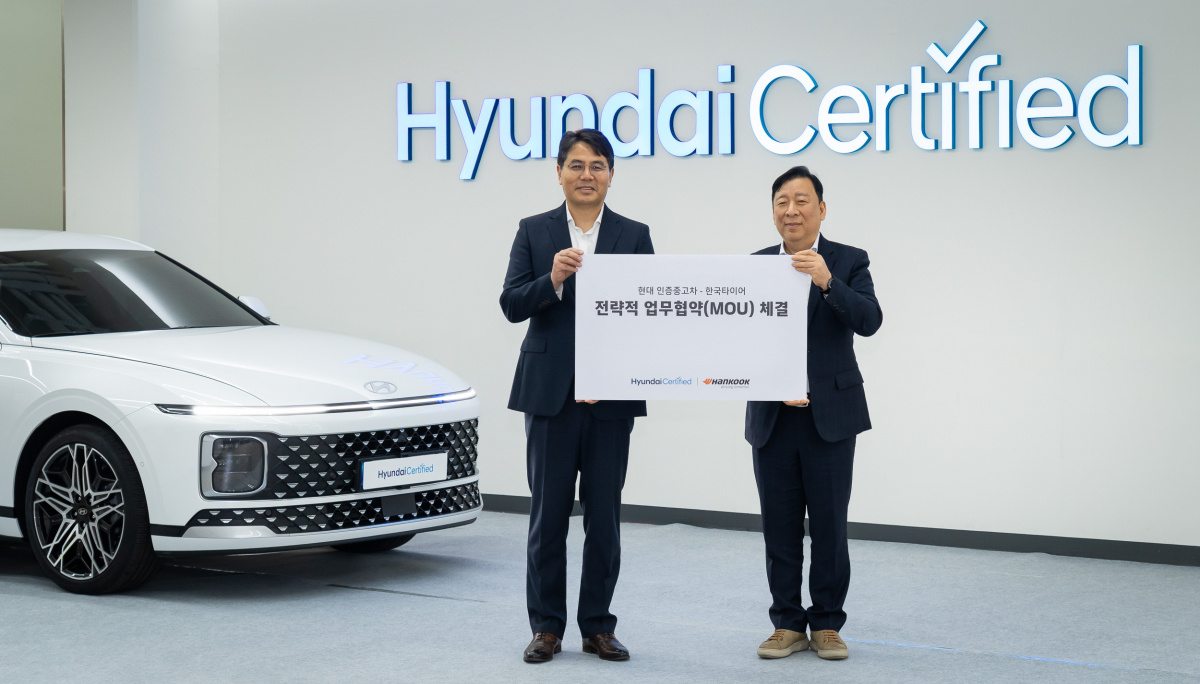 ▲홍정호 현대자동차 국내CPO사업실장 상무, 이용관 한국타이어 PC/LT영업담당 상무. (사진제공=한국타이어앤테크놀로지)