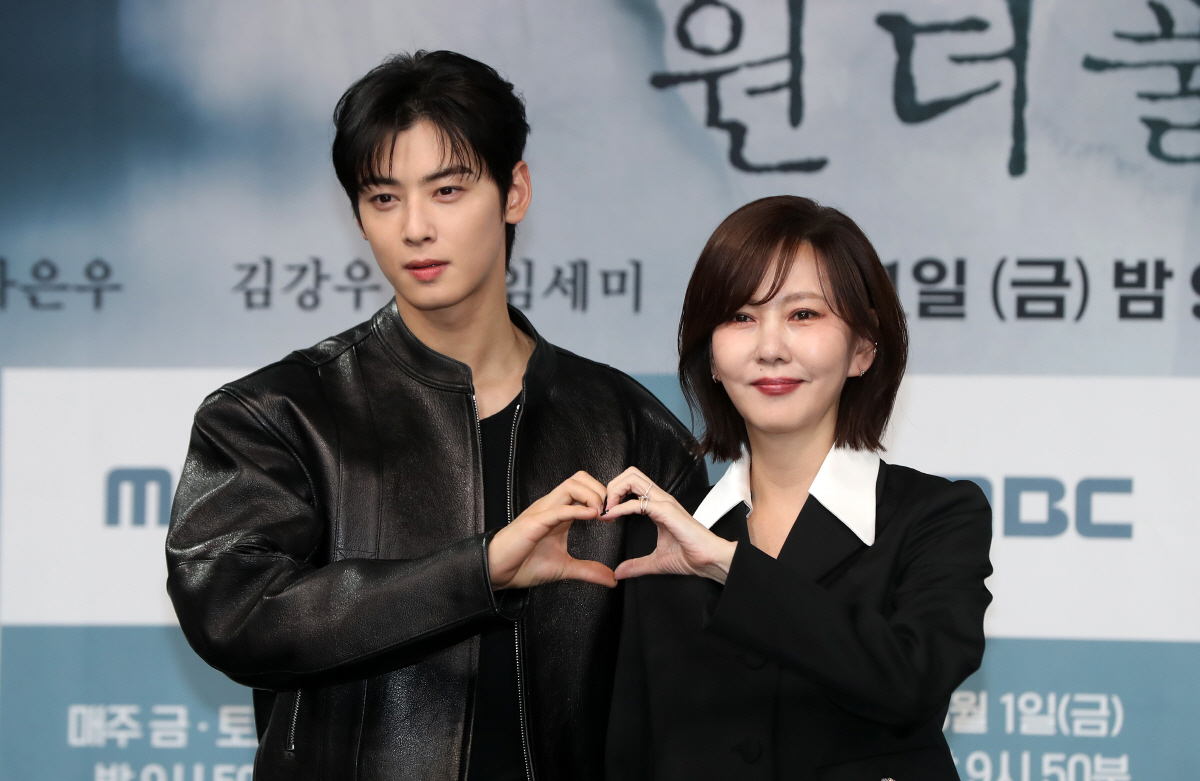 ▲배우 차은우, 김남주가 29일 오후 서울 마포구 MBC에서 열린 새 금토드라마 ‘원더풀 월드’ 제작발표회에서 포즈를 취하고 있다.(뉴시스)
