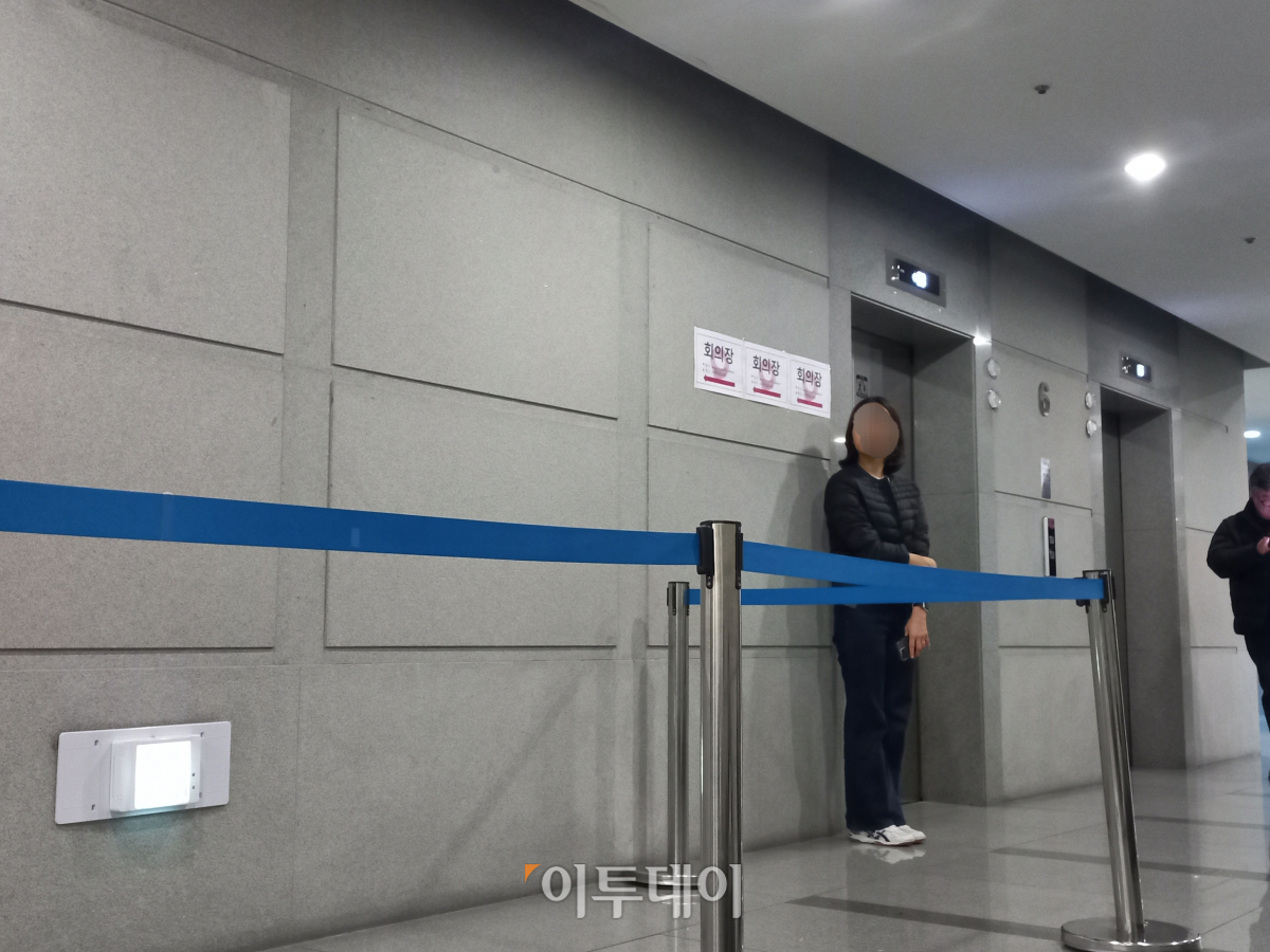 ▲29일 서울 여의도 국민건강보험 서울강원지역본부에서 보건복지부와 전공의들의 회의가 개최된 가운데 공단 직원이 회의장 입구를 통제하고 있다. (한성주 기자 hsj@ )