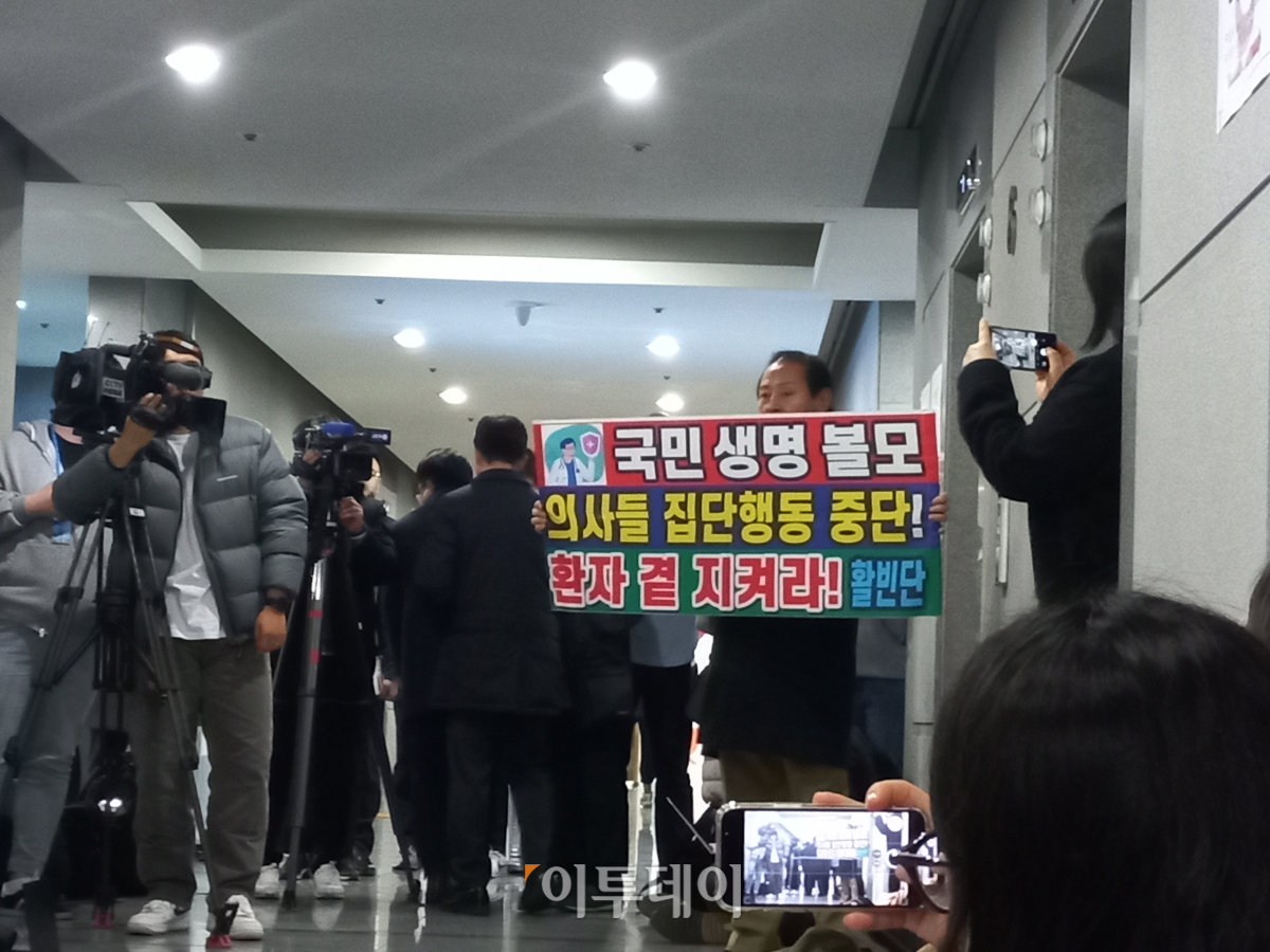 ▲29일 서울 여의도 국민건강보험 서울강원지역본부에서 보건복지부와 전공의들의 회의가 개최된 가운데 회의장 앞에서 전공의들의 업무 복귀를 촉구하는 1인 시위가 열렸다. (한성주 기자 hsj@)