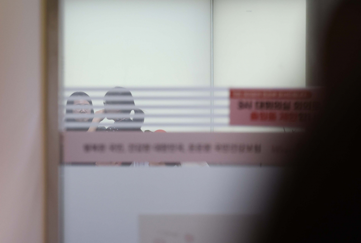 ▲29일 서울 여의도 국민건강보험공단 서울강원지역본부에서 박민수 보건복지부 제2차관과 전공의들의 비공개 만남이 진행되는 가운데 관계자들이 대화하고 있다. 신태현 기자 holjjak@