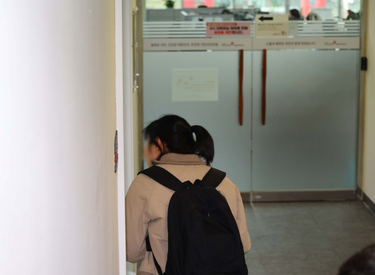 ▲29일 서울 여의도 국민건강보험공단 서울강원지역본부 대회의실로 한 전공의가 박민수 보건복지부 제2차관과 대화를 위해 들어서고 있다. 신태현 기자 holjjak@