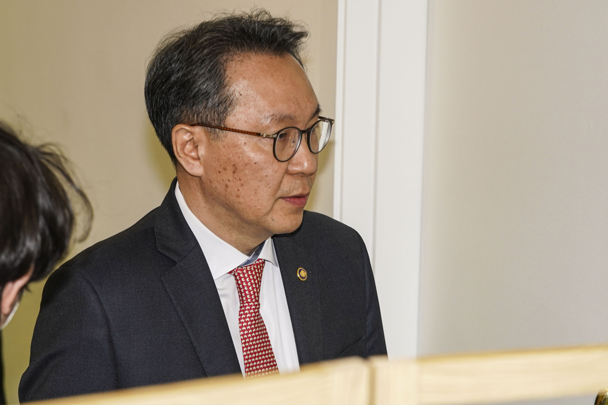 ▲박민수 보건복지부 제2차관이 29일 서울 여의도 국민건강보험공단 서울강원지역본부 대회의실로 전공의들과 대화를 위해 들어서고 있다. 신태현 기자 holjjak@