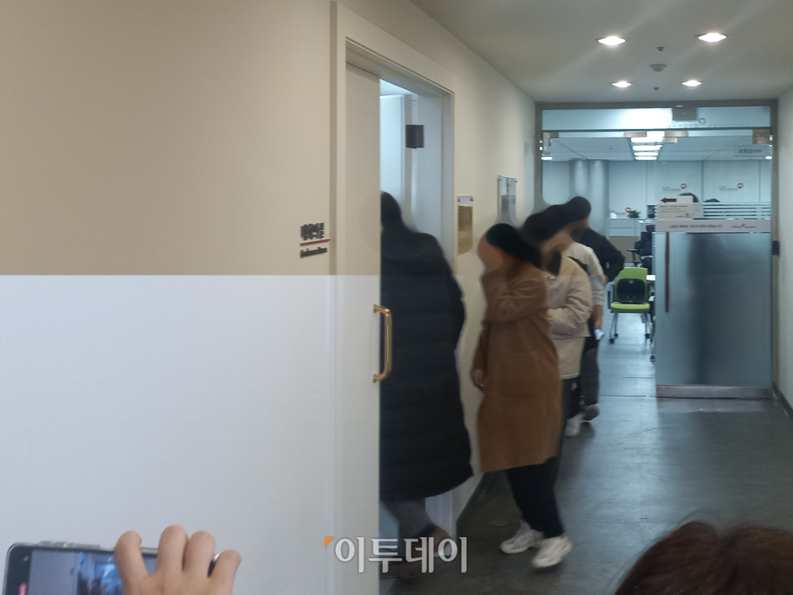 ▲29일 전공의들이 박민수 보건복지부 제2차관과 서울 여의도 국민건강보험 서울강원지역본부에서 회의를 마친 후 이동하고 있다.  (한성주 기자 hsj@)