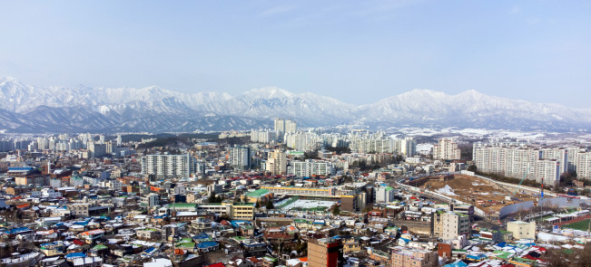 ▲28일 강원 속초시를 뒤편 병풍처럼 둘러싼 설악산. (연합뉴스)