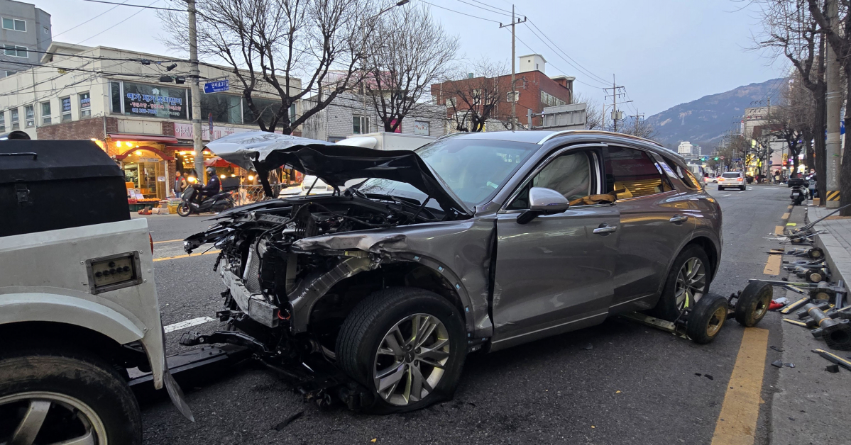 ▲9일 오후 5시께 서울 은평구 연신내 연서시장 앞 도로에서 9중 추돌 사고가 발생한 현장. (뉴시스)