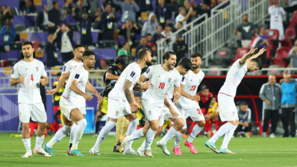 ▲1일(한국시간) 카타르 도하 압둘라 빈 칼리파 스타디움에서 열린 2023 아시아축구연맹(AFC) 아시안컵 16강전 이란과 시리아 경기. 이란 선수들이 승부차기로 승리가 결정되자 기뻐하고 있다.  (연합뉴스)