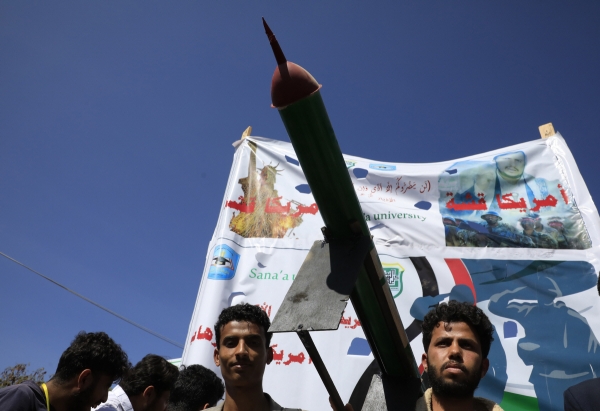 ▲예멘 사나의 팔레스타인 지지 집회에서 31일(현지시간) 한 시위자가 모형 미사일을 들고 있다. 사나/EPA연합뉴스
