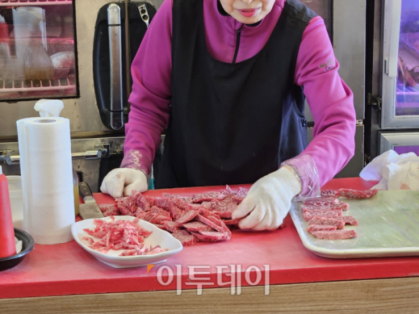 ▲1일 서울 종로구에 있는 한 한우구이 음식점에서 사업자가 점심 장사를 준비하고 있다. (문현호 기자 m2h@)