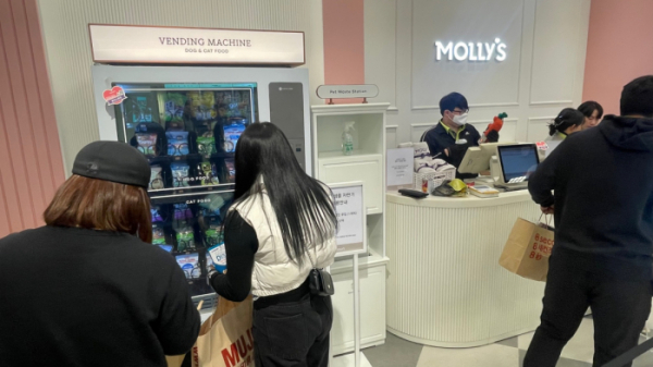 ▲스타필드 수원 몰리스 ‘샘플 사료 자판기’에서 제품을 구매하고 있는 고객들. (사진촬영=허정윤 기자)