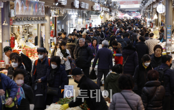 ▲설 명절을 일주일여 앞둔 4일 서울 동대문구 경동시장이 제수용품 등을 구매하려는 시민들로 붐비고 있다. 조현호 기자 hyunho@