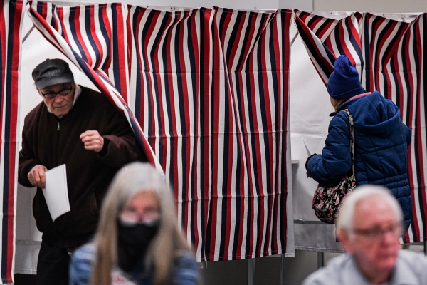 ▲미국 뉴햄프셔주 맨체스터에서 지난달 24일 유권자들이 공화당 경선에 참여하고 있다. 맨체스터(미국)/신화뉴시스
