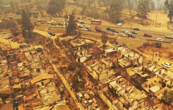 ▲칠레 비냐델마르에서 3일(현지시간) 불에 탄 가옥과 차량들이 보인다. 비냐델마르(칠레)/AFP연합뉴스
