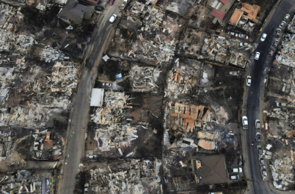 ▲4일(현지시간) 칠레 비냐델마르에서 산불이 확산돼 여러채의 가옥이 불탄 후 잔해가 남아 있다. 로이터연합뉴스