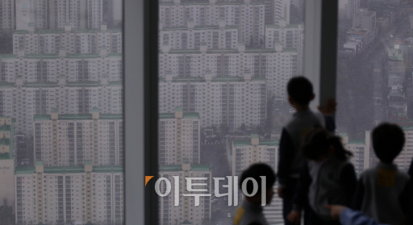 ▲최근 10년간 높은 집값 등을 이유로 서울 인구가 86만명 넘게 순유출된 것으로 나타났다. 5일 통계청 국가통계포털에 따르면 2014∼2023년 서울에서 부산·인천·경기 등 다른 시도로 전출한 인구는 547만 2000명이다. 다른 시도에서 서울로 전입한 인구는 461만 1000명으로, 서울에서 순유출된 인구는 86만 1000명 가량이다. 사유별로 보면 주택을 이유로 전출을 한 인구가 174만1000명으로 가장 많았다. 이날 서울 송파구 롯데월드타워에서 바라본 아파트 모습. 조현호 기자 hyunho@