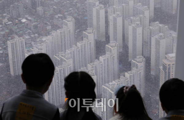 ▲최근 10년간 높은 집값 등을 이유로 서울 인구가 86만명 넘게 순유출된 것으로 나타났다. 5일 통계청 국가통계포털에 따르면 2014∼2023년 서울에서 부산·인천·경기 등 다른 시도로 전출한 인구는 547만 2000명이다. 다른 시도에서 서울로 전입한 인구는 461만 1000명으로, 서울에서 순유출된 인구는 86만 1000명 가량이다. 사유별로 보면 주택을 이유로 전출을 한 인구가 174만1000명으로 가장 많았다. 이날 서울 송파구 롯데월드타워에서 바라본 아파트 모습. 조현호 기자 hyunho@