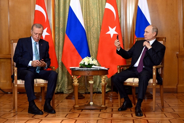▲블라디미르 푸틴(오른쪽) 러시아 대통령과 레제프 타이이프 에르도안 대통령이 지난해 9월 러시아 소치에서 회동하고 있다. 소치/로이터연합뉴스
