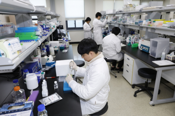 ▲지난달 22일 대전 유성구 알테오젠 기업부설연구소에서 연구원들이 단백질 샘플 분석을 하고 있다. 조현호 기자 hyunho@ (이투데이DB)