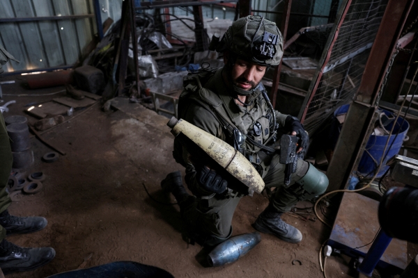▲이스라엘 병사가 지난달 8일 가자지구의 철물 공장에서 팔레스타인 무장정파 하마스가 만들다 만 것으로 보이는 무기를 들어 보이고 있다. 가자지구(팔레스타인)/로이터연합뉴스
