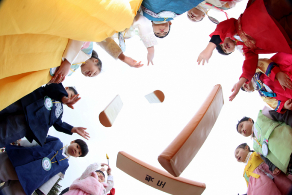 ▲7일 서울 강남구 못골한옥어린이도서관에서 열린 ‘서당에서 만나는 설날’  행사에서 유치원생 어린이들이 윷놀이를 하고 있다. 신태현 기자 holjjak@