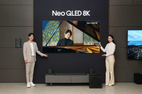 ▲삼성전자 모델이 삼성스토어 대치점에서 Neo QLED 8K TV로 파이니스트 조성진의 8K 라이브 연주 영상을 감상하고 있다. (사진제공=삼성전자)